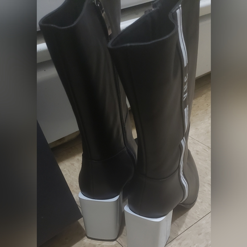 Boot - Picture 3 of 4